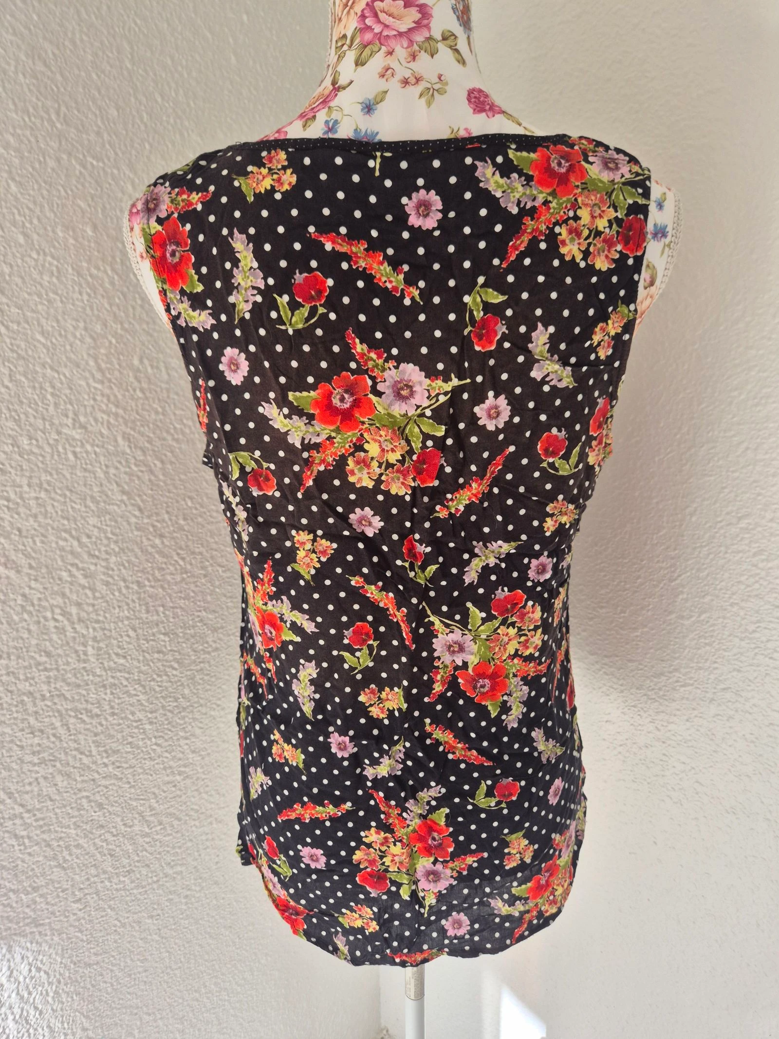 Blusa feminina sem mangas preta com flores e bolinhas T42 fluida leve estampa floral chique verão – photo 4